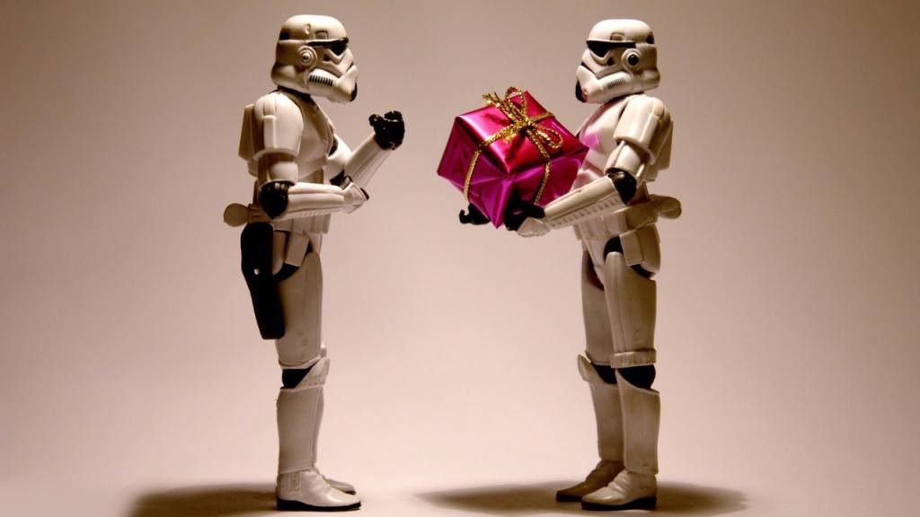 stormtroopers-with-a-christmas-present-10983